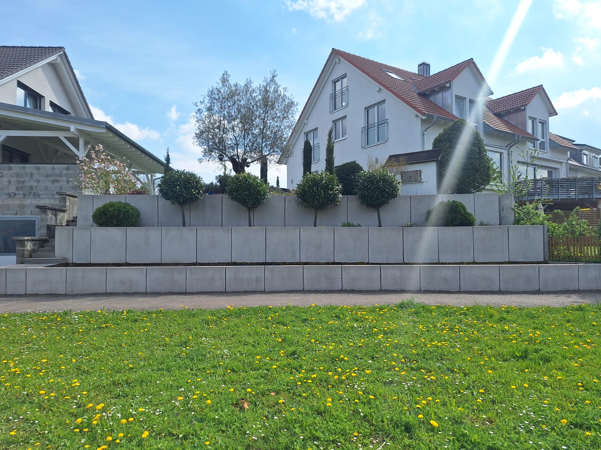 Terrasse vor der Reinigung - schmutzig und veralgung